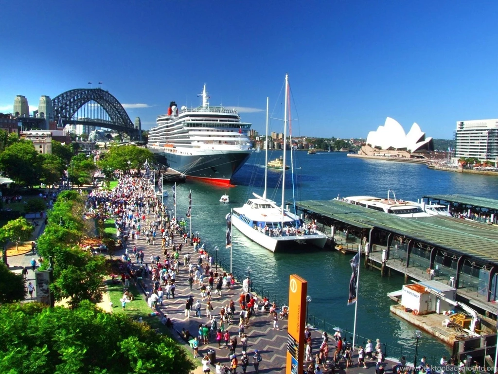 Cruise_ship_circular_quay_sydney1.jpg