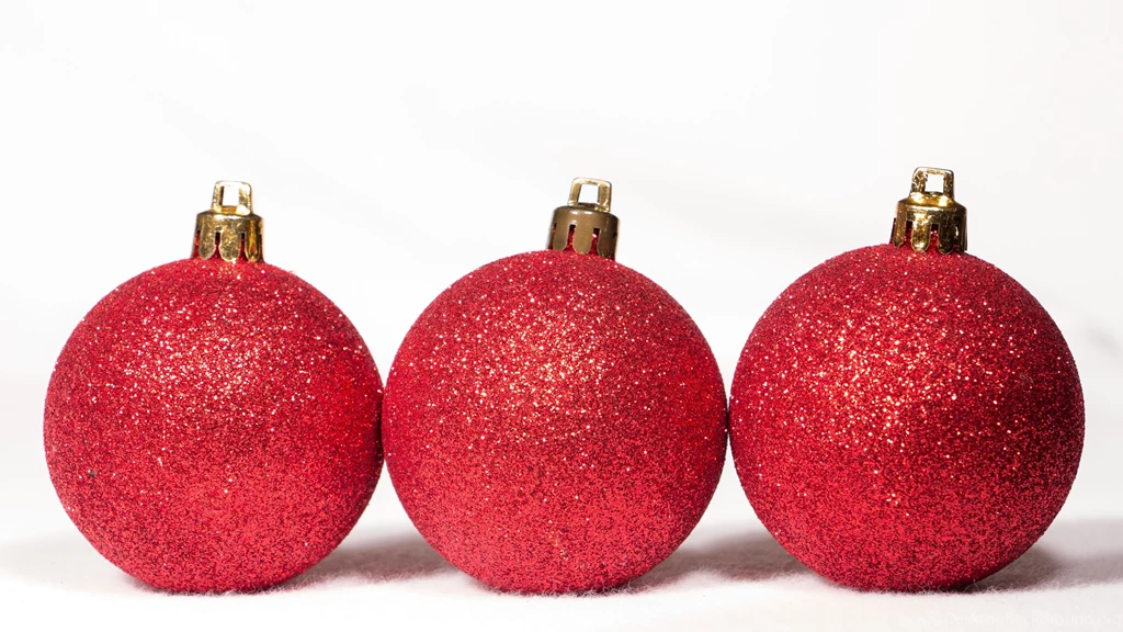 Silver Christmas Bauble In Silk Desktop Wallpapers 24310