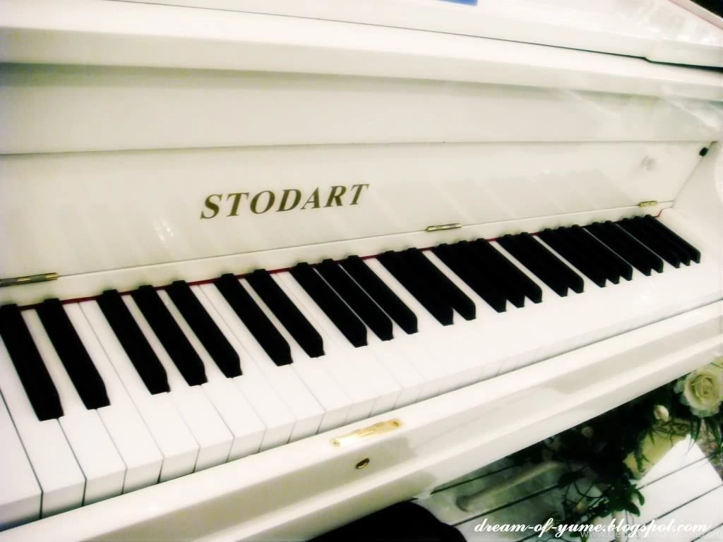 White grand piano wallpaper dsc01175.jpg