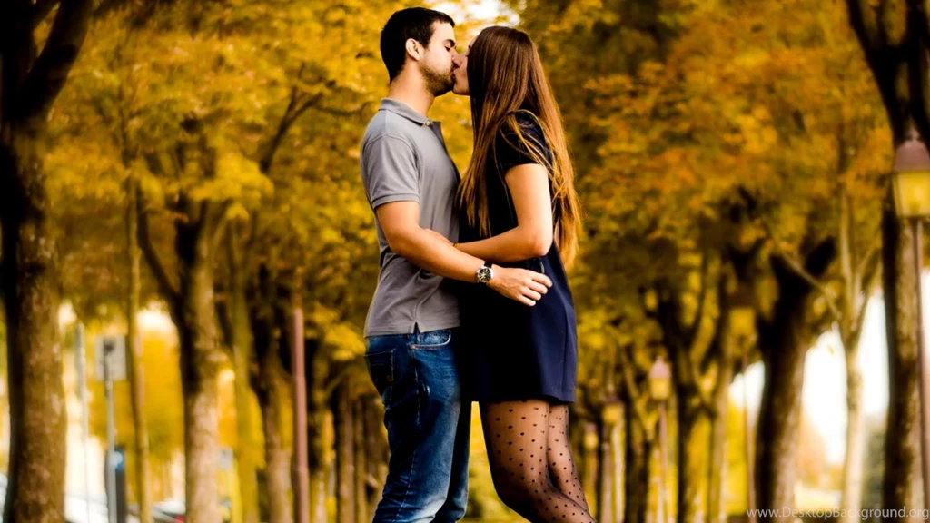 Love Kiss In Autumn Wallpapers HD 1080p For Desktop
