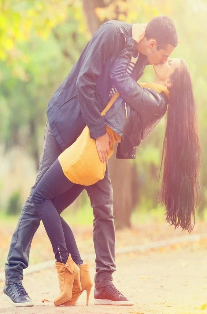 Love Kiss Romantic Wallpaper 3 677x1024.jpg