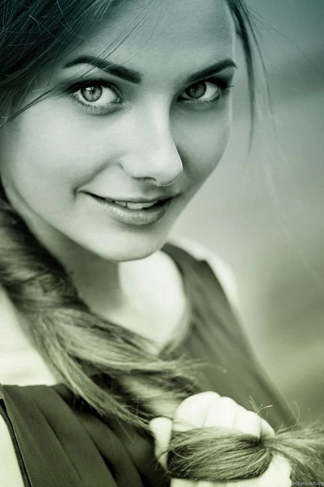 Girls Wallpapers For iPhone 4