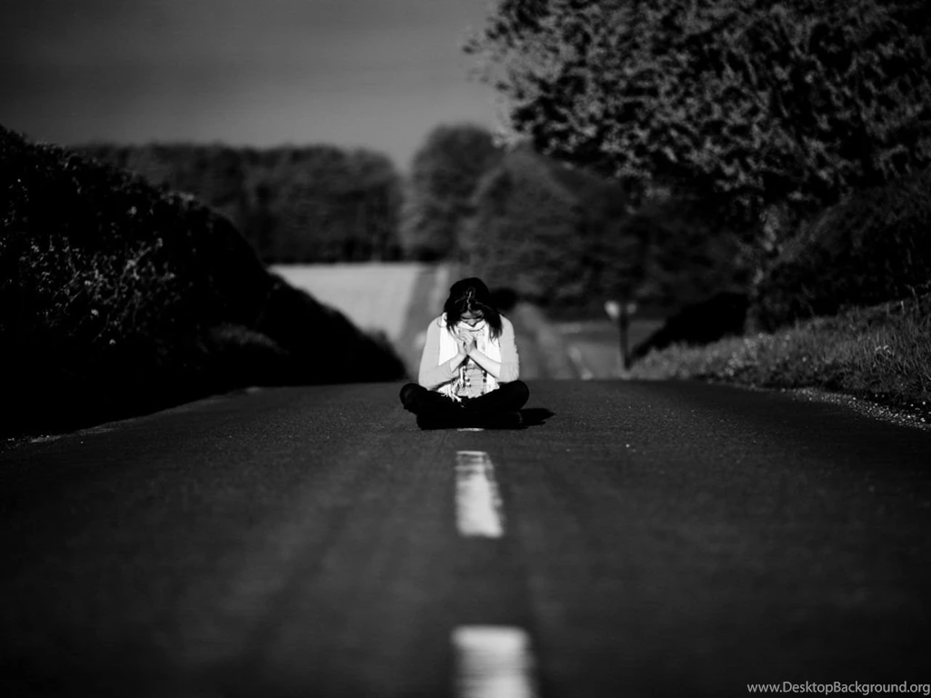 Black & White Girl In The Street Tablet Phone Wallpaper Backgrounds ...