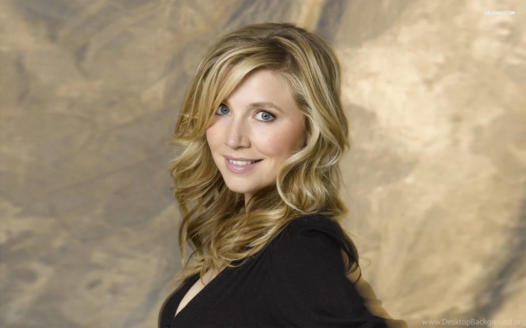 Sarah Chalke In A Black Top Wallpapers