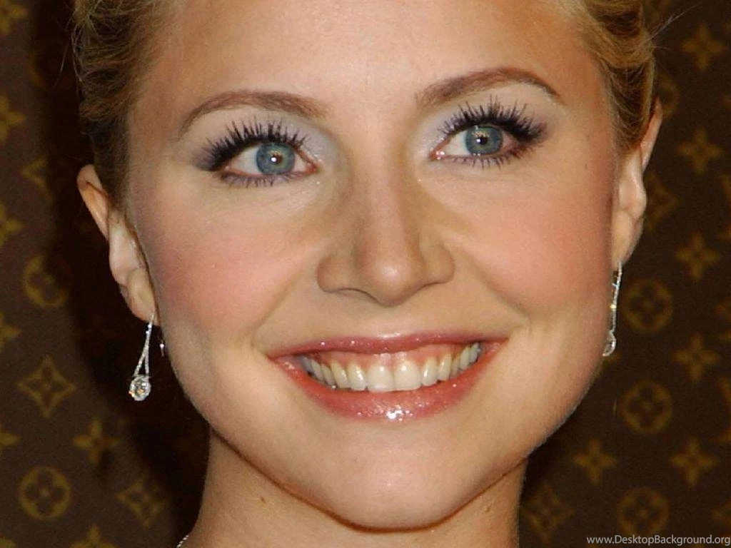 Odys online: Canadian Sexy Actress Sarah Chalke Wallpapers