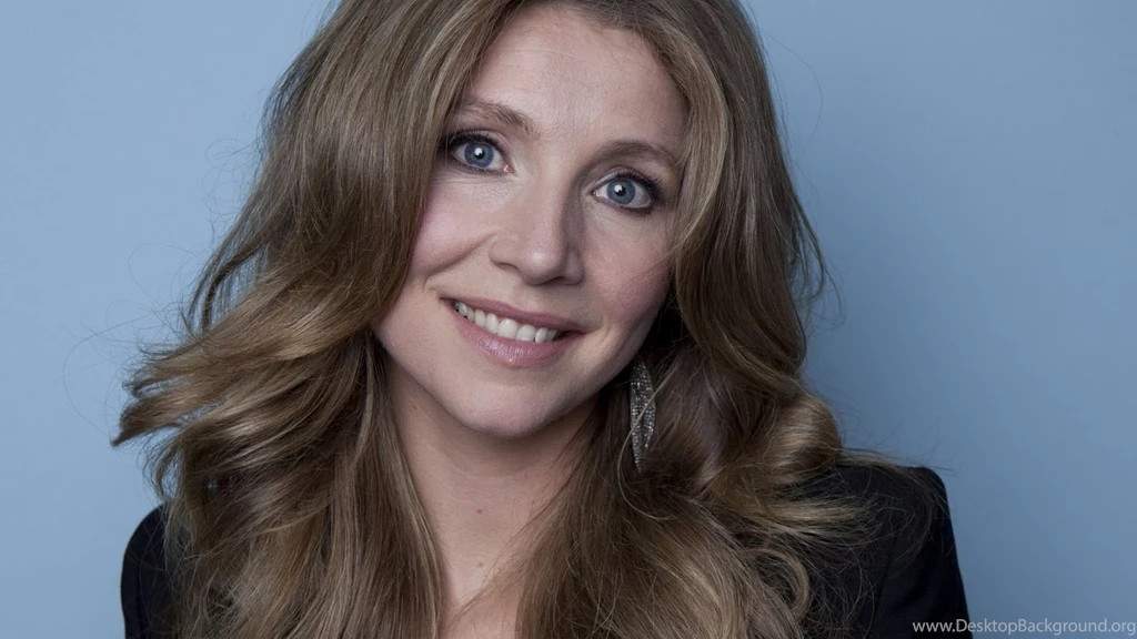 Sarah Chalke With A Black Suit Wallpapers 24888