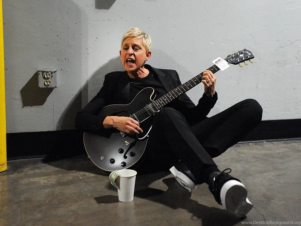 Ellen DeGeneres Playing Guitar   1024x768   Wallpapers