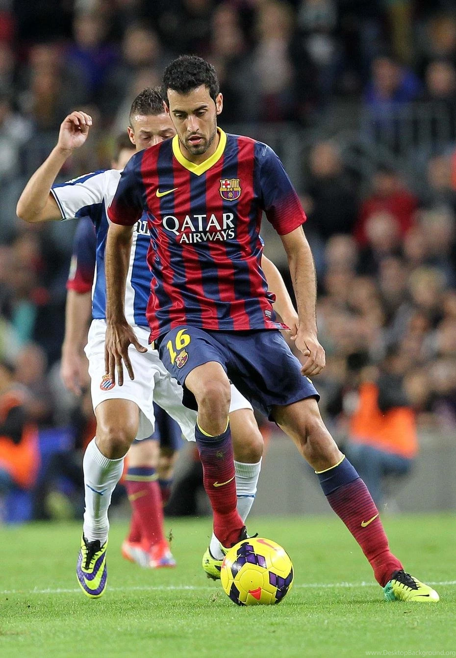 Sergio Busquets Wallpaper kick ball.jpg