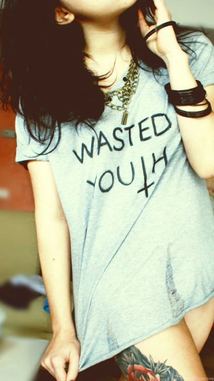 Download Wallpapers 750x1334 Girl, Room, Shirt, Tattoo iPhone 6 HD ...