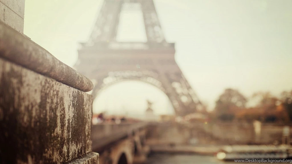 1366x768 Paris Eiffel Tower Blurred Wallpapers