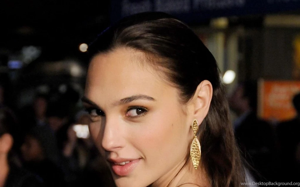 Gal gadot smile wallpaper hd beach 79e1fee6c0536877167aecb619e669ee large 107423.jpg