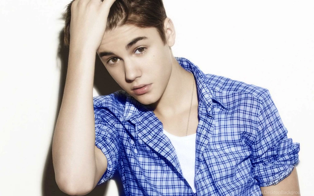 Famous american singer justin bieber playing with his hair.jpg