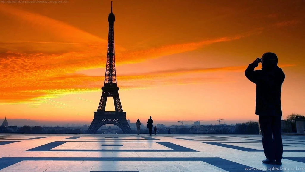 Amazing Eiffel Tower At Evening Time Wallpapers
