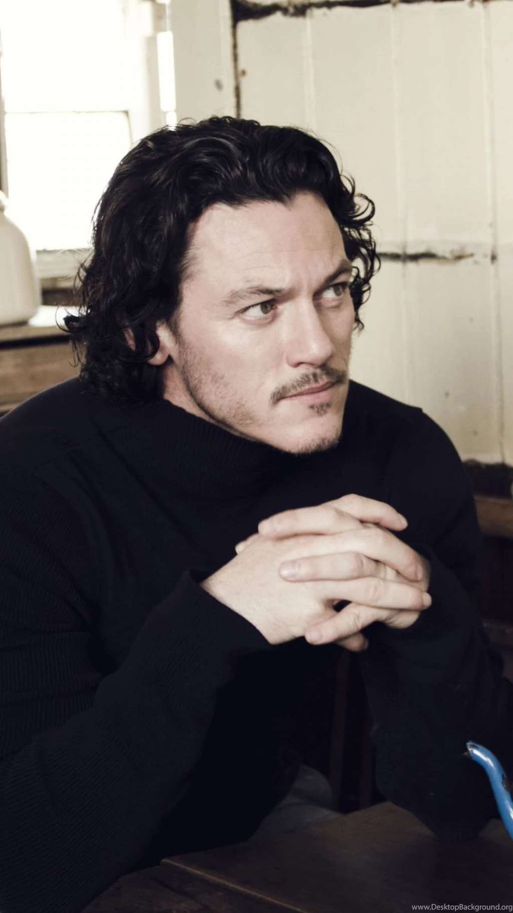 Sony Xperia Z1, ZL, Z, Samsung Galaxy S4, HTC One Luke Evans ...