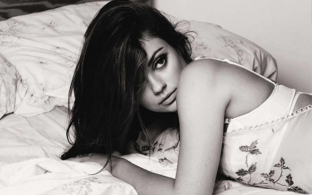Mila Kunis Pose On Bed 1920x1200 Wallpapers, 1920x1200 Wallpapers ...