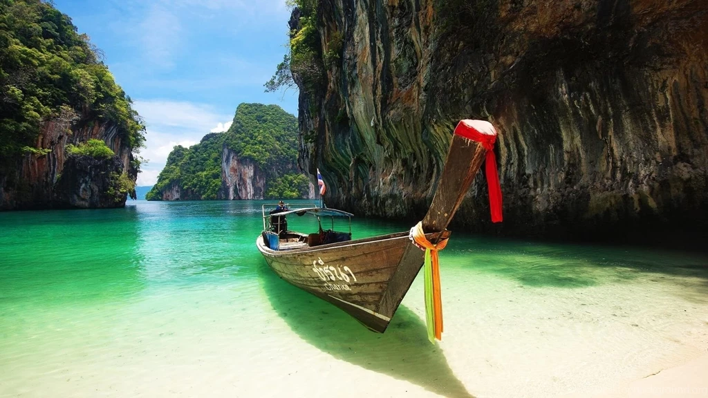 Boat on Phuket Islands Thailand Wallpapers.jpg