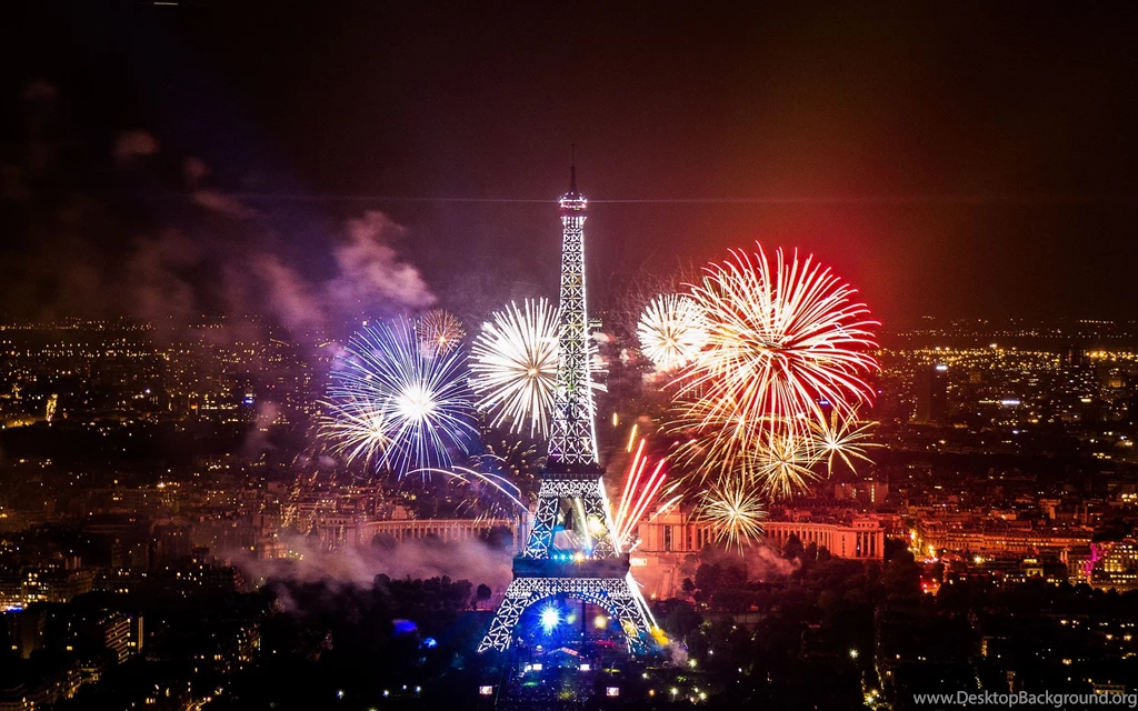 Bastille Day Fireworks On Eiffel Tower Wallpaper.jpg