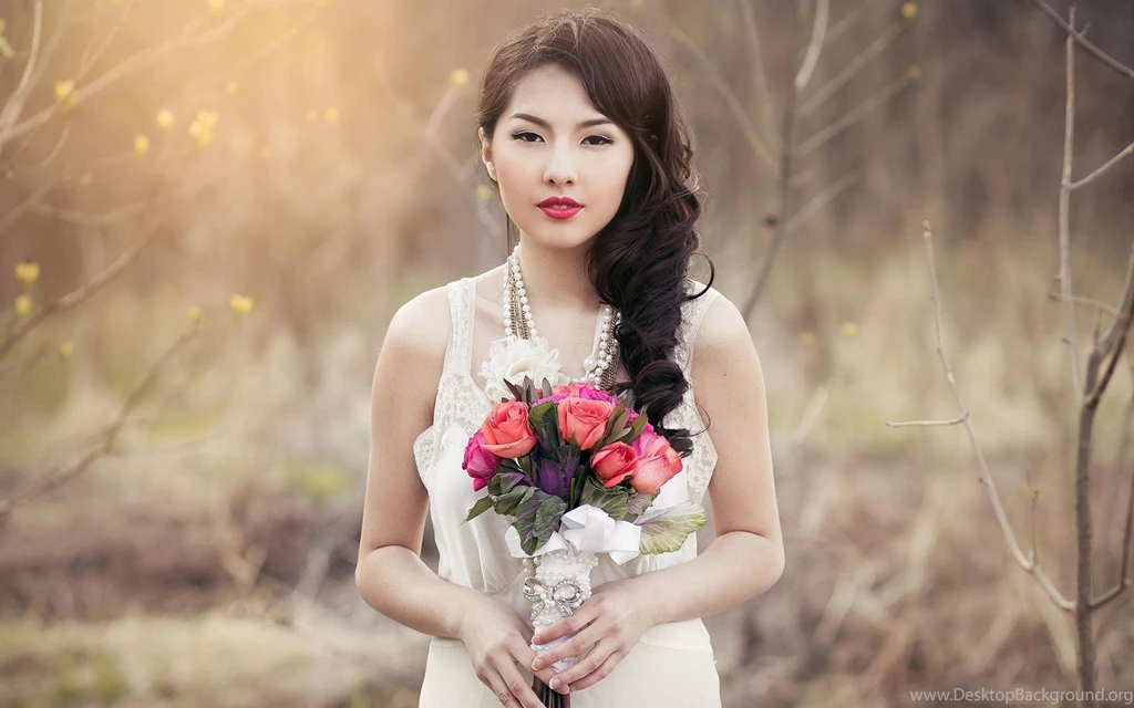 Asian Bride With A Rose Bouquet Wallpapers 25006
