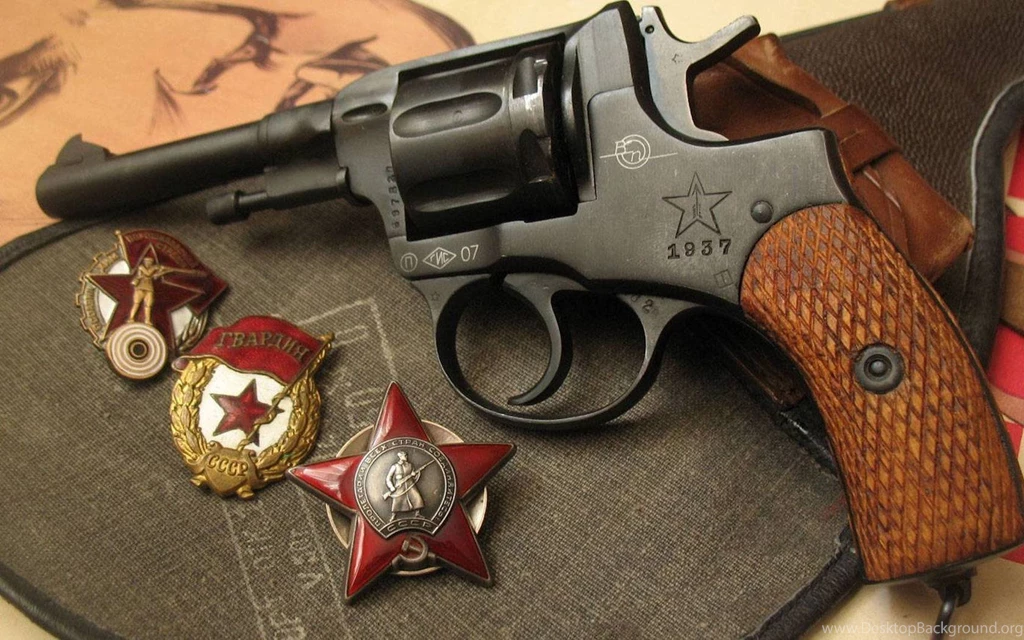 Pistols ussr 1680x1050 wallpaper 2184345.jpg