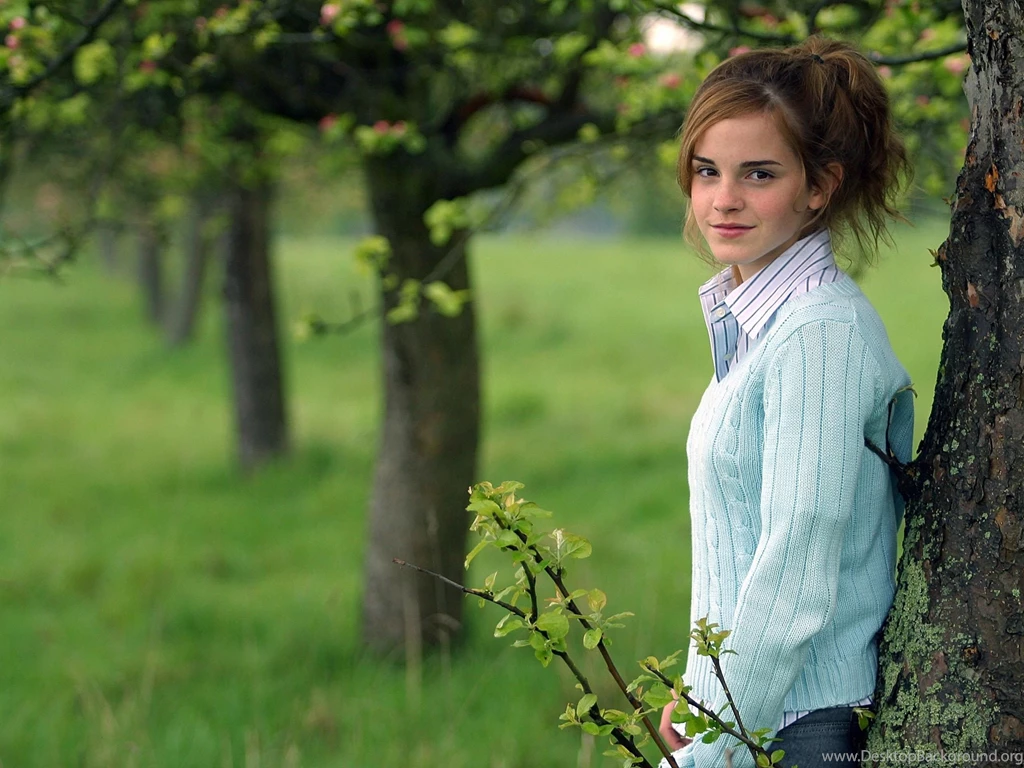 Emma Watson Smiling HD Wallpapers