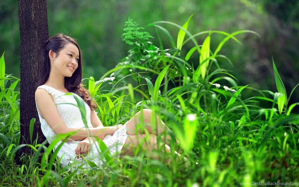 Girl In The Grass HD Wallpapers