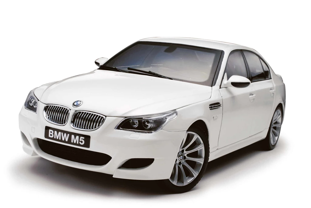1600x1200px White Car BMW