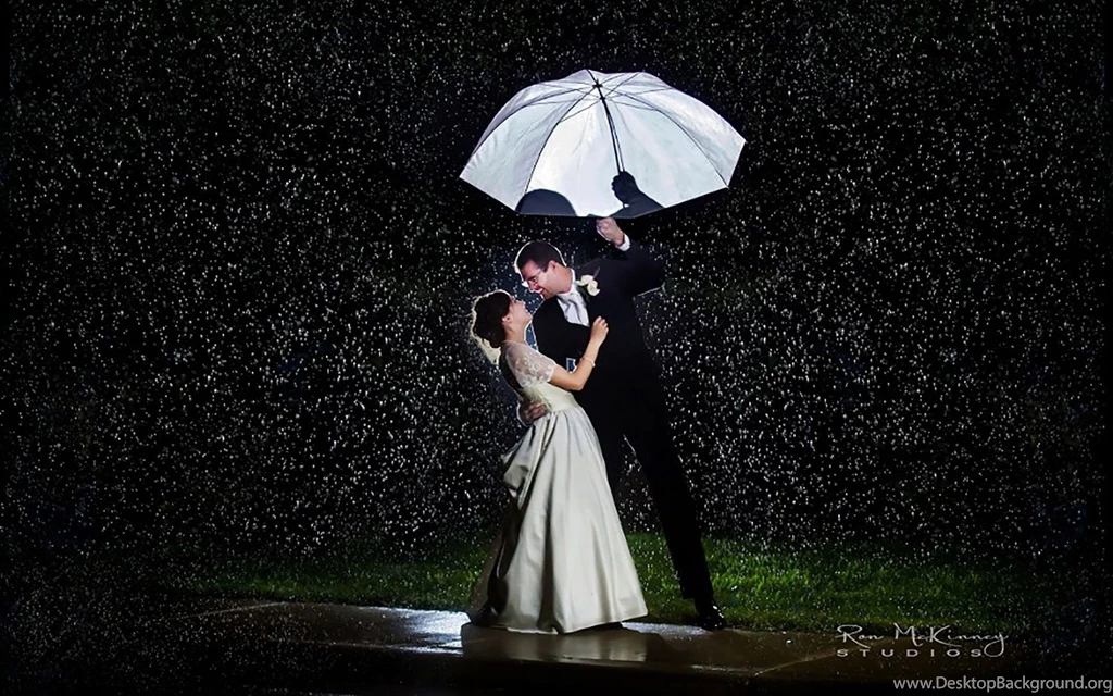20+ Love Couple's Romance In The Rain Wallpapers