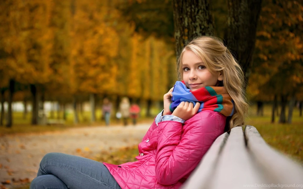 Lovely girl in park autumn.jpg