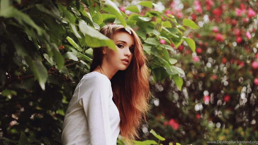 Gardens Wallpaper: Lovely Girl In The Garden Wallpapers Hd Free ...