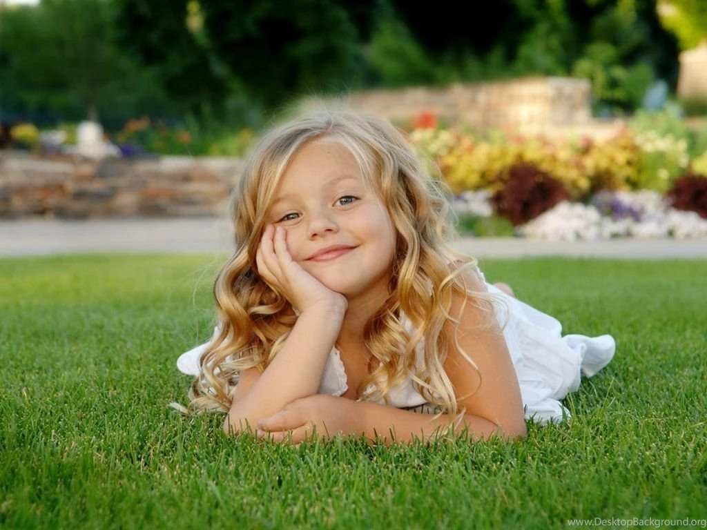 Download Cute Baby Girl Wallpapers