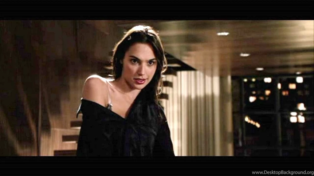 Gal gadot cute wallpaper e1e5fa3344d30a59f6e1ff5e04789b24 large 374764.jpg