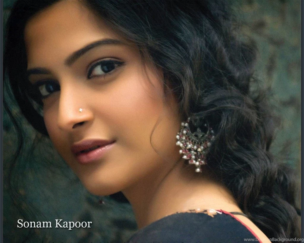 BOLLYWOOD LIFE: SONAM KAPOOR HOT CUTE NAVEL SHOW BIKINI SHORT ...