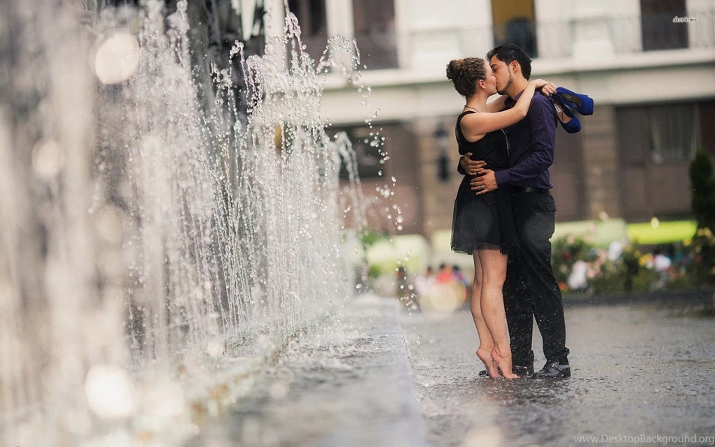19169 kissing at the fountain 1920x1200 photography wallpaper.jpg