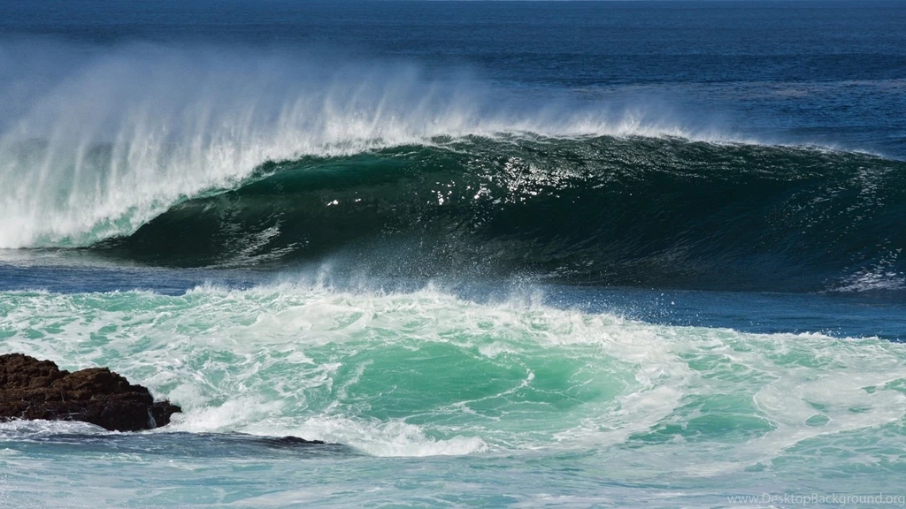 Big Wave Splashing On The Rock Wallpapers 25816