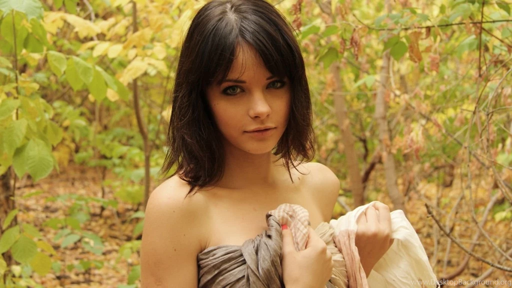 1366x768 Cute Girl Desktop Wallpapers