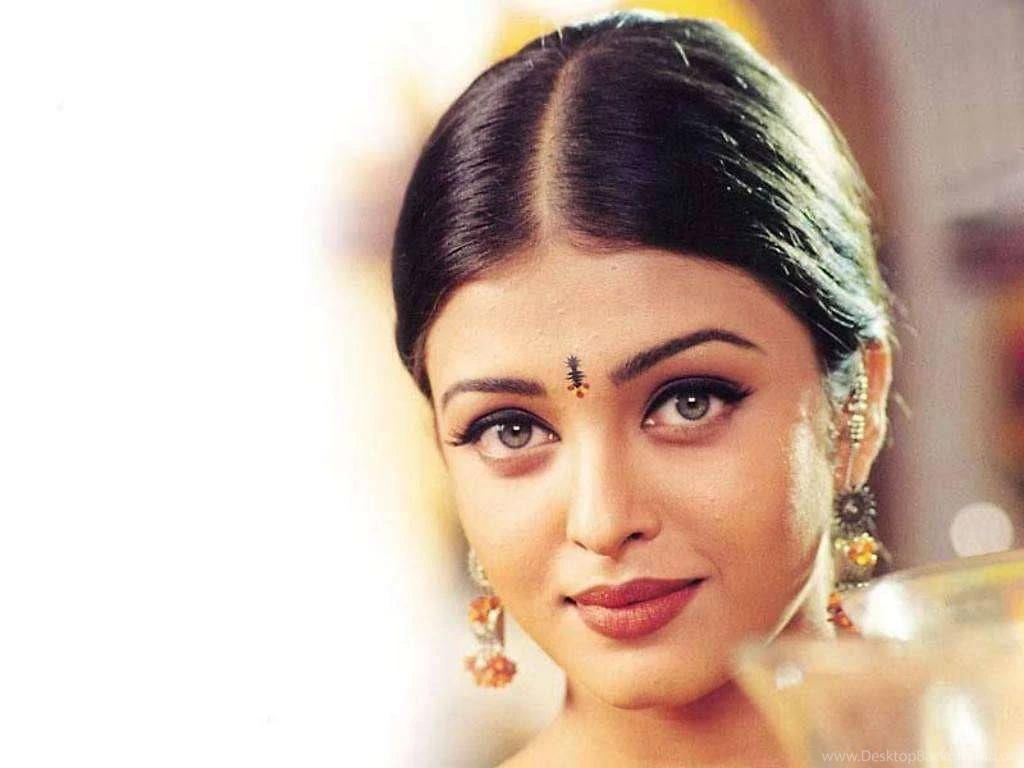 Download Aishwarya Rai Bachcha Emotional Face Wallpapers