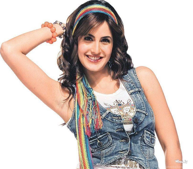 Katreena kaif noughty smile Clouse up hd wallpaper.jpg