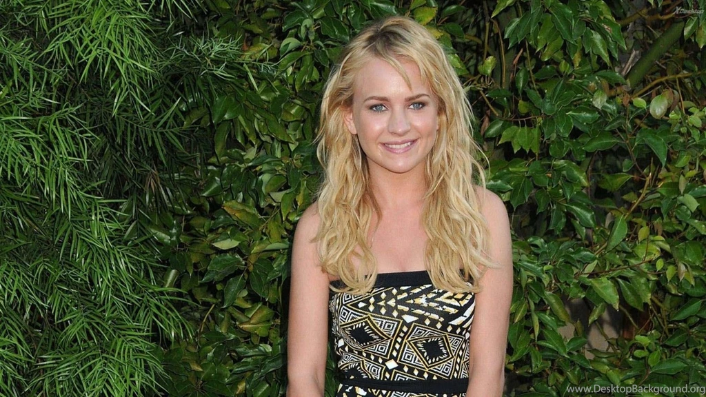 Britt Robertson Actress Wallpapers HD Download