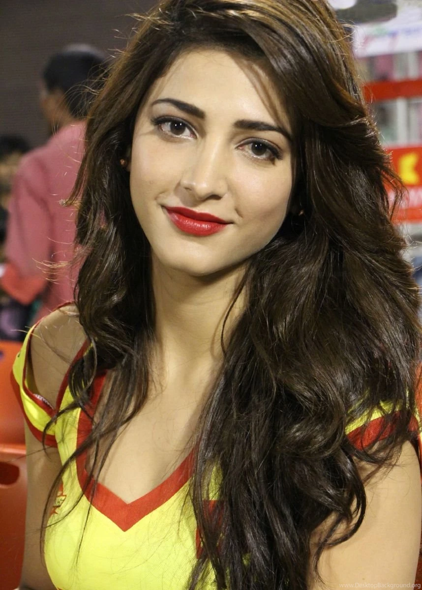Shruthi Hassan Outside The Studio