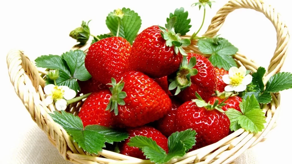 Strawberries wallpaper.jpg