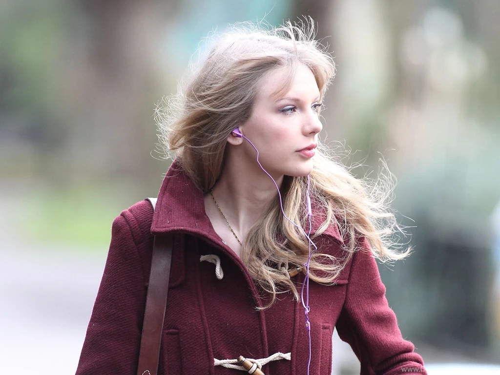 Taylor Swift Visiting the London ZOO 015.jpg