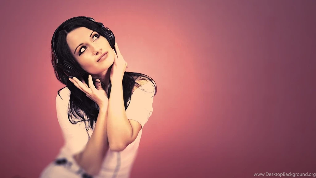 14 Girls Listen Music With Headphones Wallpapers