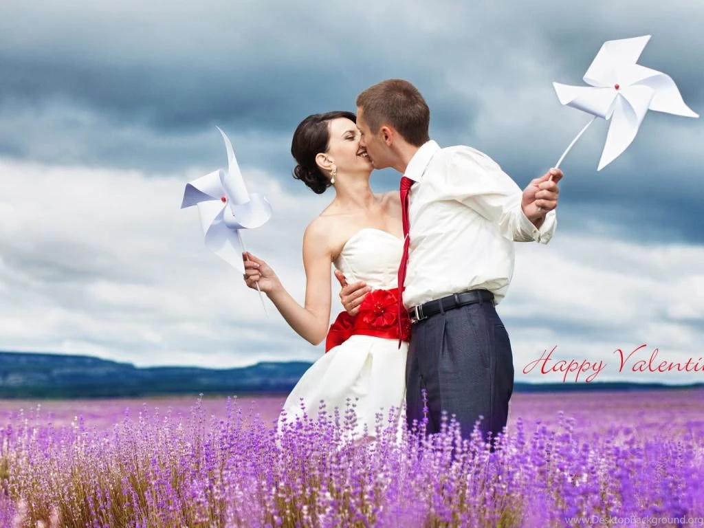 Amazing Kiss Lovely Couple In The Ground Valentine's Day Wallpapers
