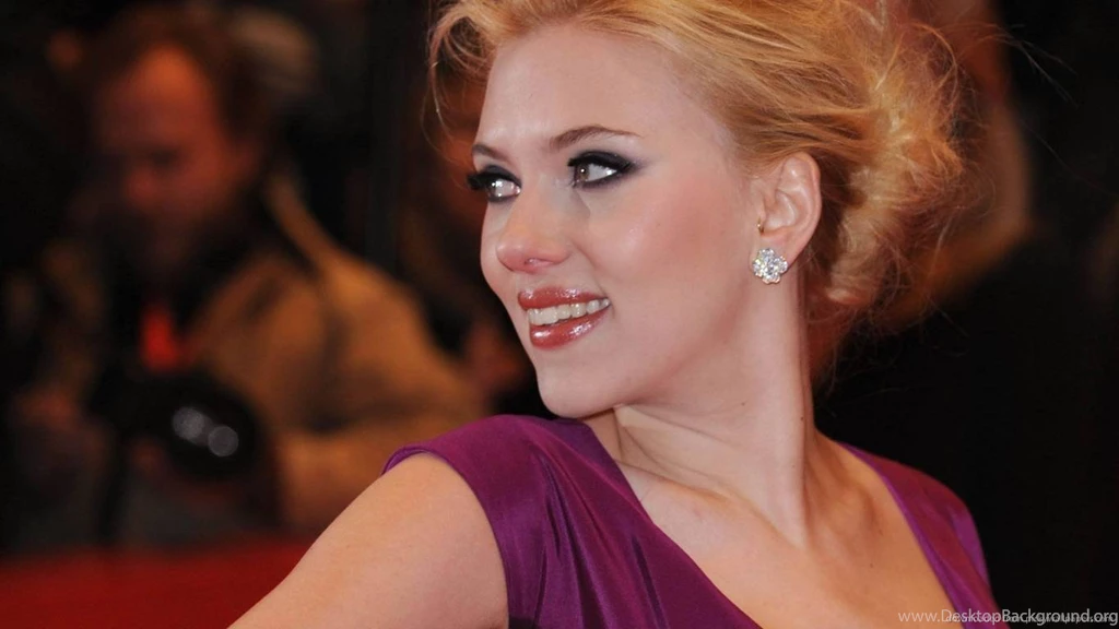 Download 1366x768 Scarlett Johansson Open Cleavage Wallpapers