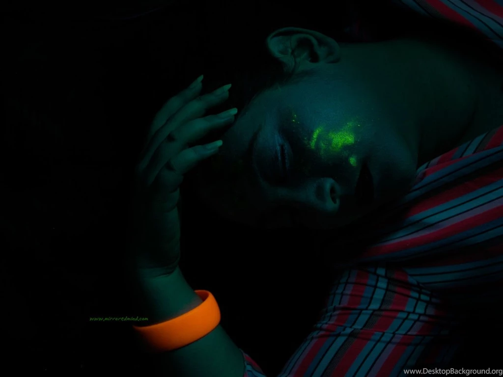 Mirrored Lines: Moving And Black Light
