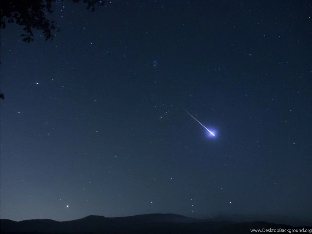 Lone Shooting Star 4K Wallpapers