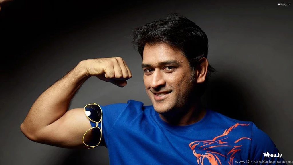Ms dhoni show his arms body shapes in blue t shirt wallpapers