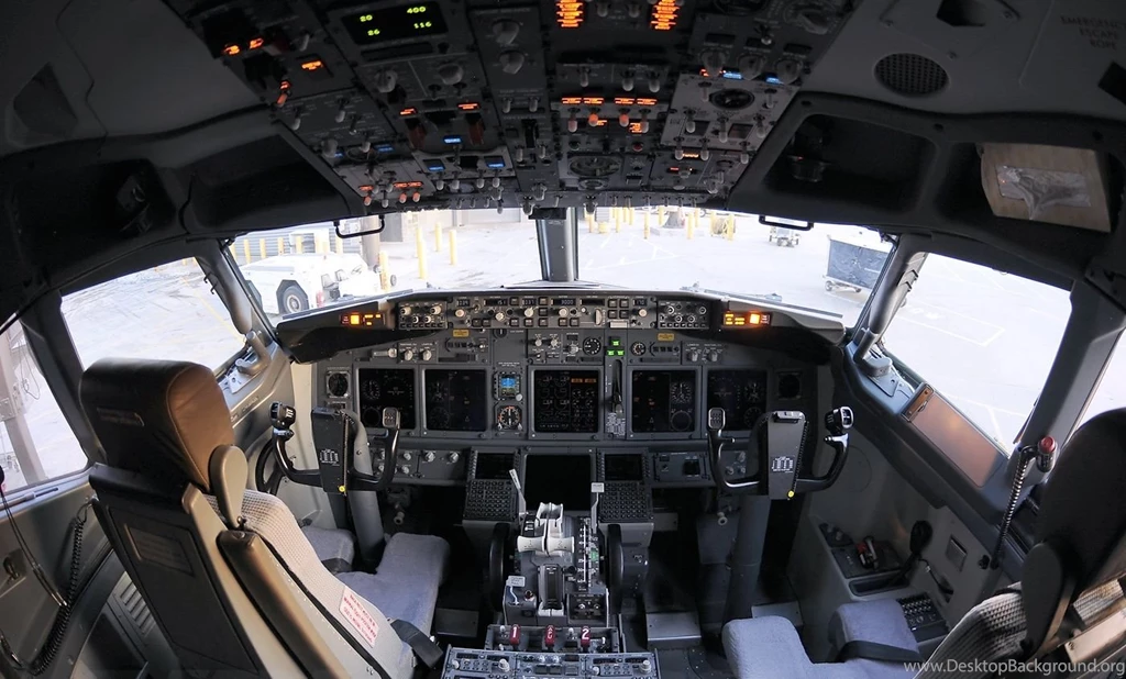Boeing_737 900_cockpit.jpg