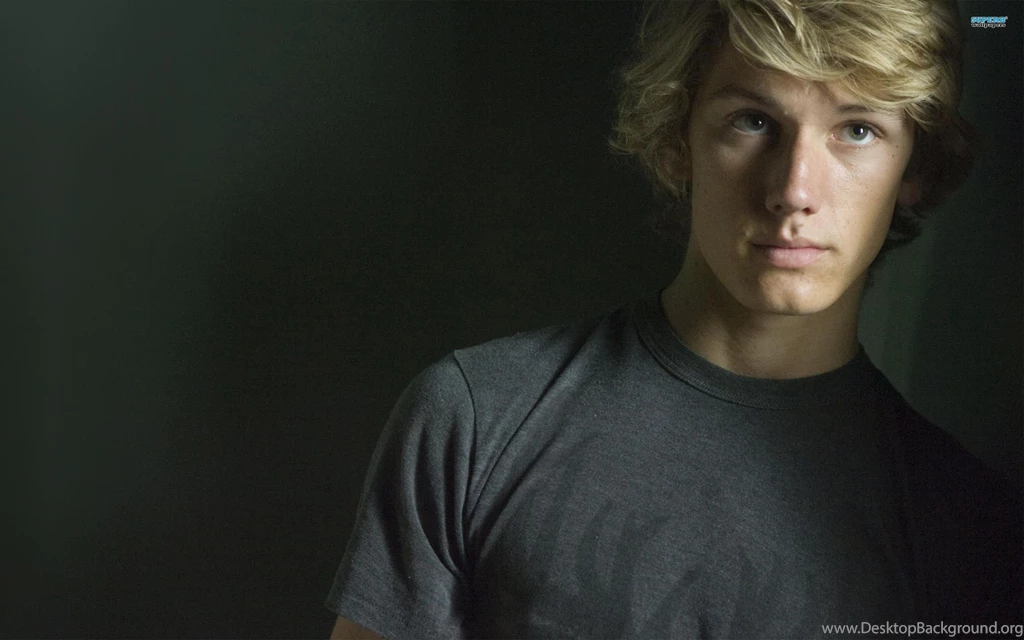 Alex pettyfer 7302 2560x1600.jpg