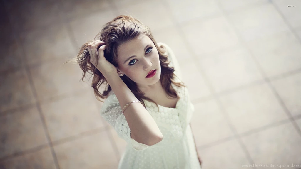 Cute Girl With Red Lips Wallpapers Girl Wallpapers